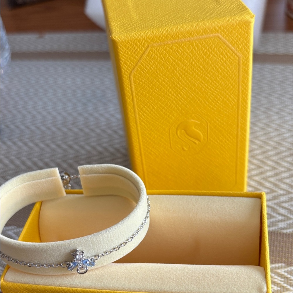 Elegant Silver Bracelet with Crystal Accents